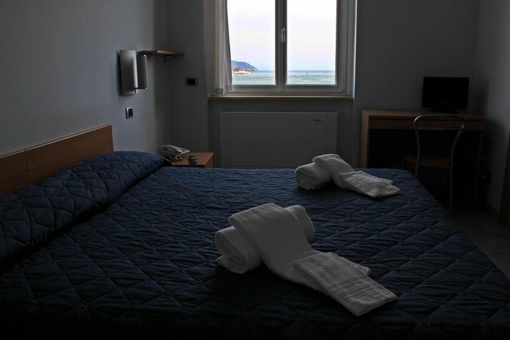 Hh Il Gabbiano Hotel La Spezia Bilik gambar